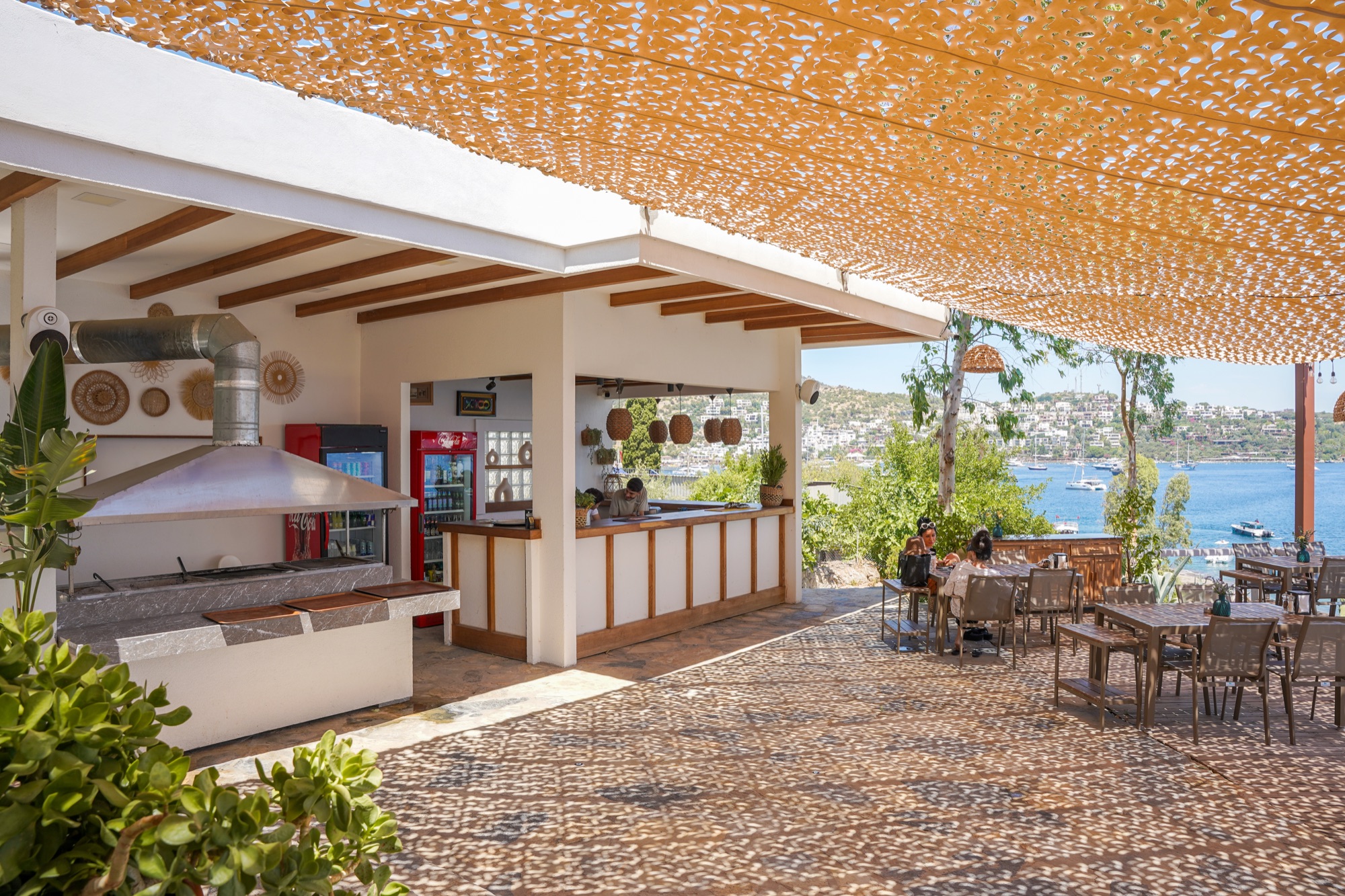 Bar ve teras, deniz manzarası